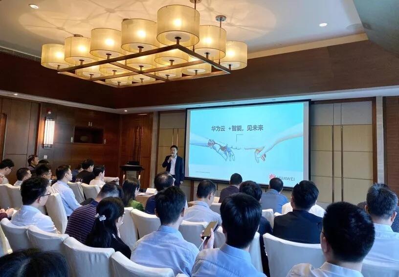 【行業(yè)聚焦】華為云蔣國(guó)文：+智能，見(jiàn)未來(lái)